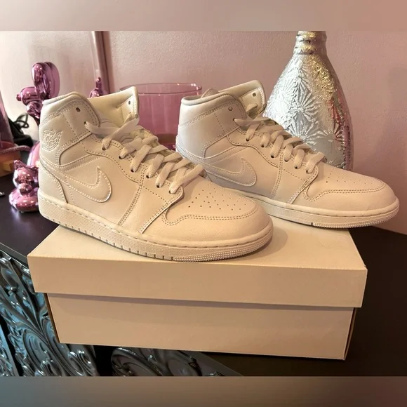 Brand new in box Women’s Size 9 Air Jordan 1 Mid - Picture 1 of 5